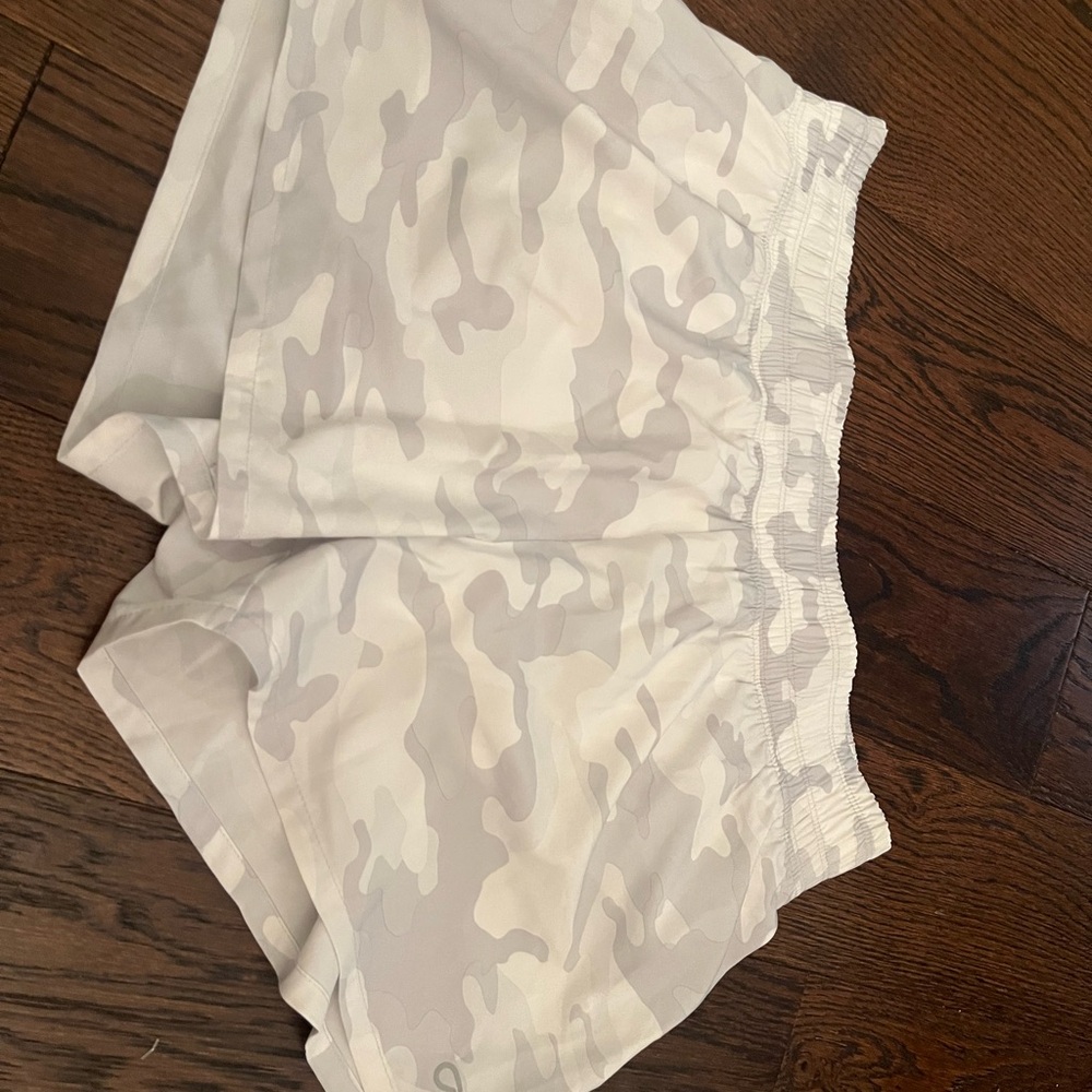 GAP Women's Cream Camouflage Athletic Shorts